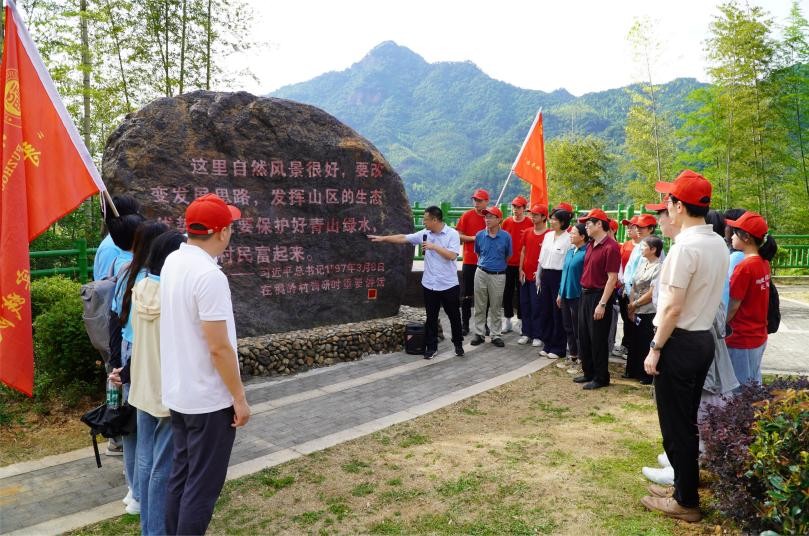 20240826福建师范大学物理与能源学院党委副书记阮学旺为同学们上“草地上的思政课”.jpg