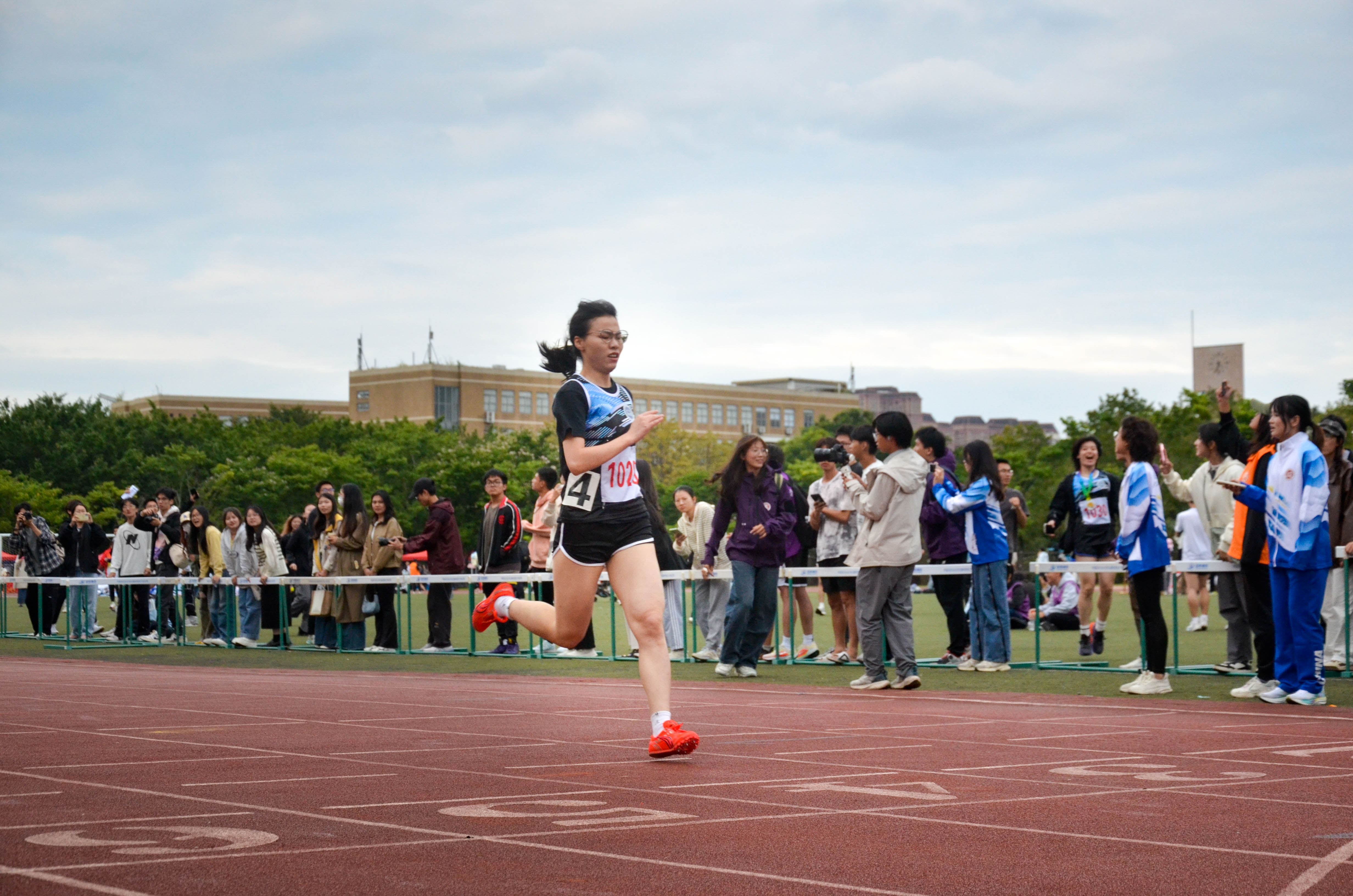 20241107融媒体中心女学甲400米 苏郑熙凡摄.jpg