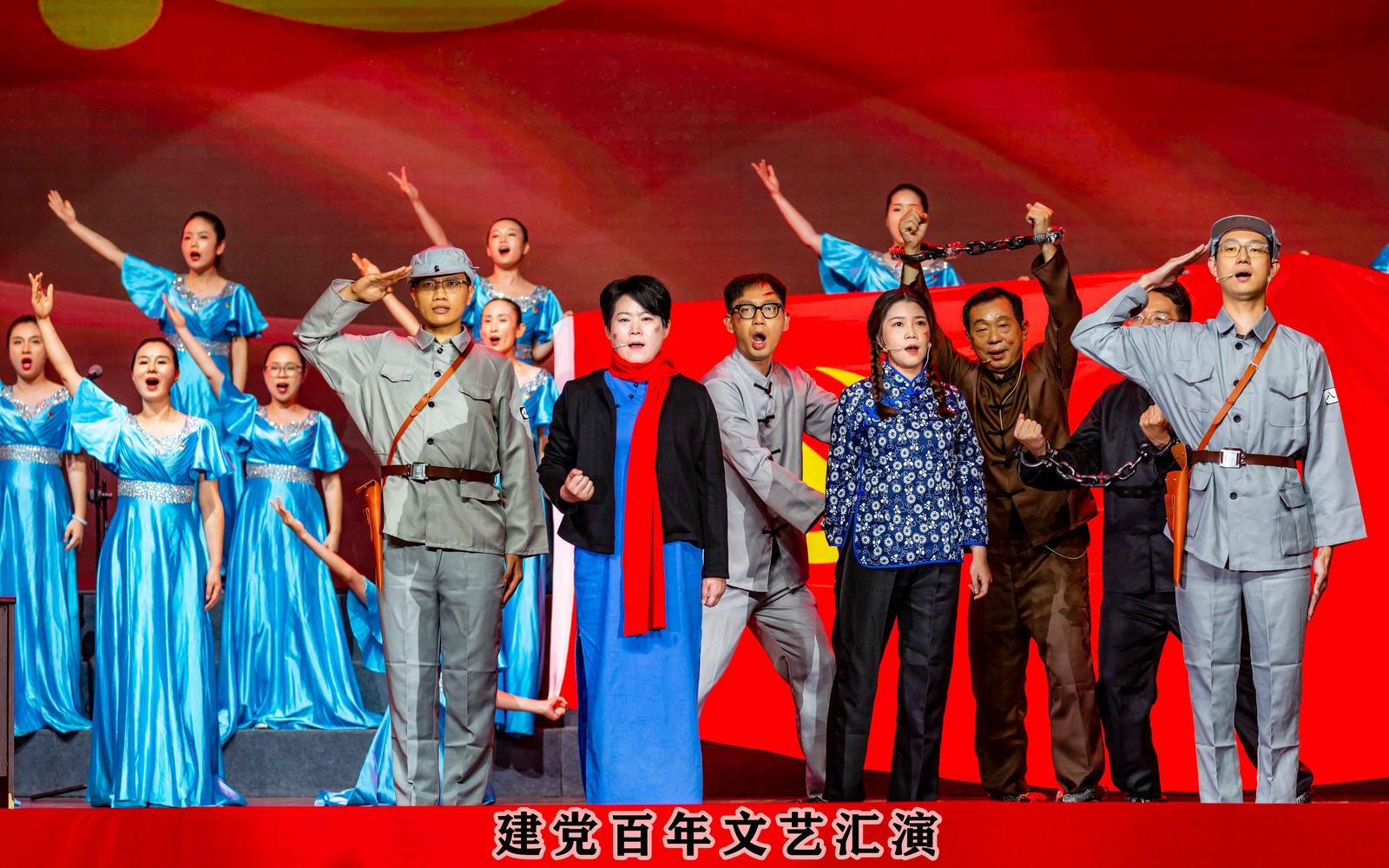 20240911党支部教师党员参加建党百年文艺汇演.jpg